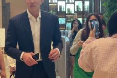 郭艾伦现身湖南长沙 一身黑色西装准备参加综艺节目