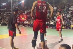 前CBA2米26中锋朱传宇打野球 这不是纯纯降维打击吗