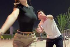 爱了！和孟博龙一起跳舞的小姐姐身材太棒了