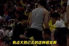 广东出局朱芳雨无语表情苦涩 球迷纷纷提前离场