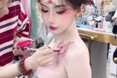 因坐老詹身后爆火的美女球迷周麟嘉，这古装装扮真绝了