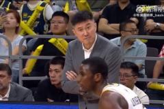 名场面诞生？迪亚洛投进三分球之后遭到杜锋怒骂 无奈捂耳朵