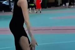 又美又飒！俄罗斯美女EraShera穿高跟裙子在篮球场上打球