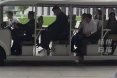 姚明现身杭州西湖大学 坐在观光车上头都碰到顶了