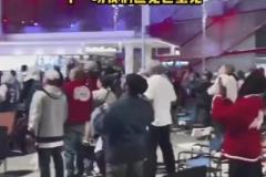 船蜜们回家喽！快船球迷在主场外庆祝G2胜利，直觉巨蛋见