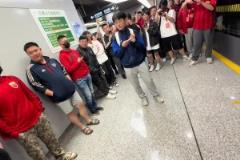 还好相安无事！落单申花球迷旁，一群海港球迷