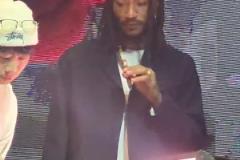 惬意！罗斯现身酒吧 抽着雪茄喝着香槟看DJ表现