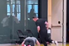 东契奇投篮输了被罚做俯卧撑 助教运球转圈圈“嘲讽”拉满