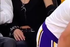 项链手链庞克风？湖人场边这位看球的小姐姐会打扮呀