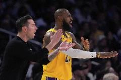 魔术师：系列赛1-1平！致敬湖人球员与雷迪克教练