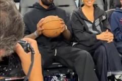 凯里 .欧文(Kyrie) 来到洛杉矶观看掘金队与快船队的比赛。