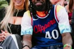 女友低胸装太抢眼！贝弗利现场观看快船比赛！