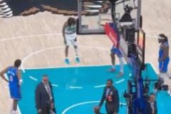 莫兰特坚持罚球后离场，SGA与多特上前鼓励全场喊MVP