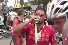 享受生活！阿扎尔参加自行车赛，赛后还喝了瓶啤酒