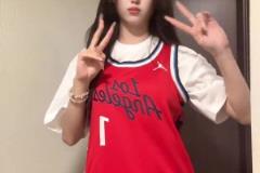 末节险些20分大逆转！女球迷身穿哈登球衣：继续冲呀！！
