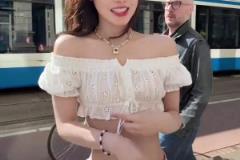 美娜露肩露脐清凉装扮：东北甜妹儿在欧洲