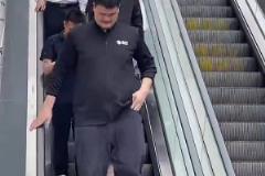 捉到一位大长腿湖人女球迷