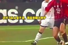 裁判：你们利物浦，怎么有12名球员在场上？