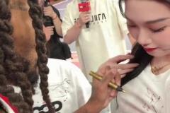 你好骚啊！网红野球场肘姐让罗斯签名 居然签在胸前