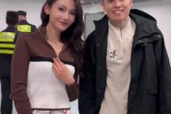 这颜值阔以的哈！美女粉丝和陈盈骏&周琦合影~