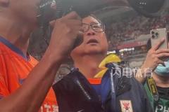 欢迎回家！赛前蒿俊闵指导青岛海牛球员热身