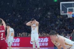 主场压迫感！刘传兴被派上场，遭全场北京球迷“XX问候”