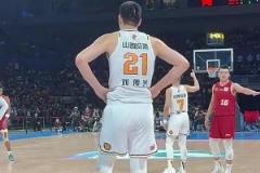 北京球迷对刘传兴高喊：“还我凡博！”、“曾凡博好样的！”
