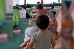 C罗当年紧紧抱住女友屁股让孩子们推开