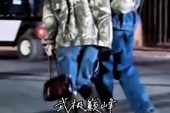 球场失意情场得意！布克被拍到与新女友深夜散步