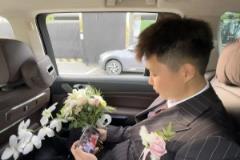 看个球顺便结个婚？！新郎婚车上偷瞄火勇生死战