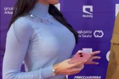 太吸睛皮耶罗不敢正眼直视女主持，生怕多盯着看两秒~