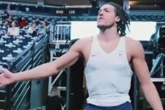男人中的男人！戈登这不羁的发型和壮硕的身材不愧是人中吕布