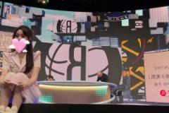 女主播果果看见戈登绝杀后，在演播室激动尖叫狂跳！