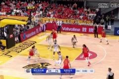 太哇塞了！孙铭徽打进2+1后，场边穿搭惹火的美女起身庆祝！