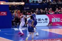 聊啥呢？男篮主教练郭士强前来观看CBA总决赛，并与周琦热聊