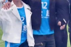 黑丝晃眼！“锤王”和美娇妻李小萌庆祝大连胜利