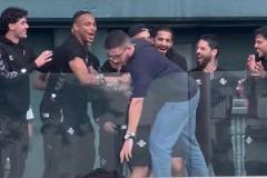 皇家贝蒂斯球迷在庆祝活动中高呼“安东尼留下来”！