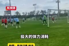 人气直线上升！汪海健遭遇申花小粉丝们围堵求签名