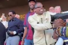 你这场镜头是真多啊！巴萨死忠球迷，说唱巨星Travis Scott！