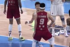 雷蒙顶防布朗，孙铭徽不满反撞被吹进攻犯规&惊讶摊手表示不解！