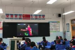 老师真好啊！还给同学们放欧冠看