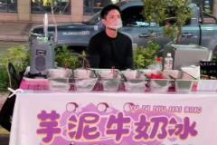 恒大胡扬扬恒大青训混了几年后，如今摆摊卖糖水了