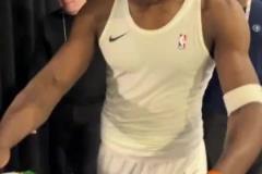 Respect！老佩顿赛后送给华子一件自己的超音速球衣
