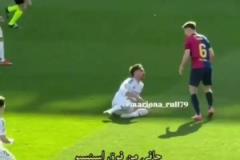 细节发现加维一屁股坐倒了阿森西奥，这简直是“肉弹冲击”