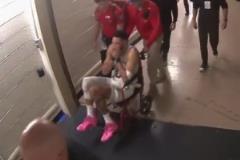 塔图姆无对抗痛苦倒地 随后坐轮椅全程捂脸痛苦离场