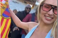 身材优势这位巴萨女球迷成功引起说唱巨星Travis Scott的注意
