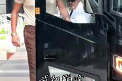 很难听！雷霆球迷蹲在掘金大巴车前逐一“问候”