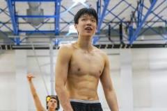 杨瀚森试训体测数据曝光：裸足身高2米16 手掌尺寸引关注