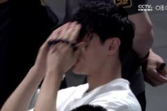 心急如焚看到球队早早落后20分，场下曾凡博无奈抱头……