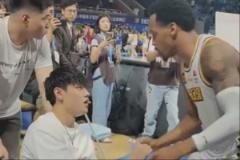 暖心瞬间！曾凡博离场时，对手布朗、奈特、朱俊龙纷纷上前安慰